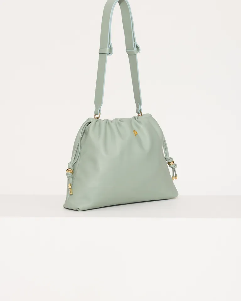 Cartera de cuero gris con correa regulable y aplicación JCH de Jazmin Chebar en Bolsos y Carteras para argentina