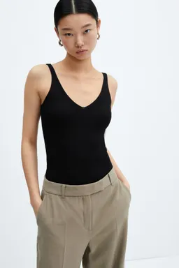 Top punto escote pico de Mango en Tops para argentina