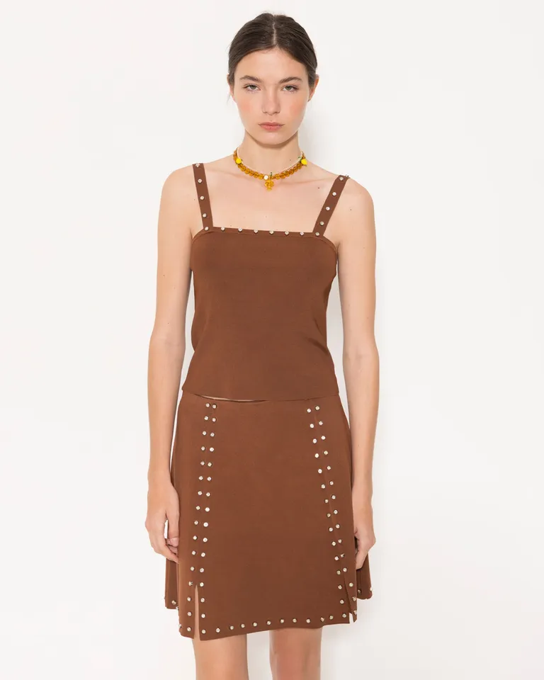 Vestido marrón sin mangas con detalles de piedras en el escote de Jazmin Chebar en Vestidos para argentina