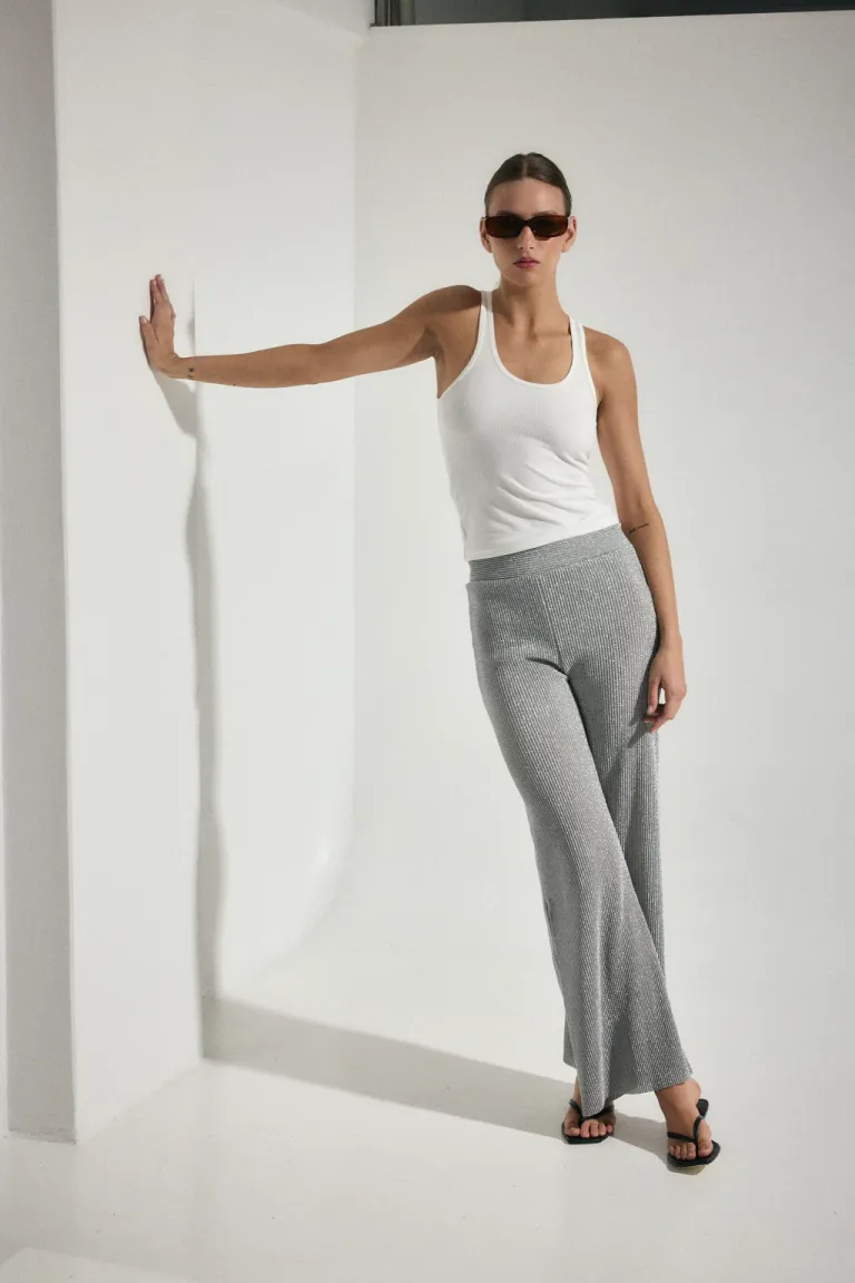 Remera sin mangas de corte recto y escote en V en color marrón de Audaz en Remeras para argentina