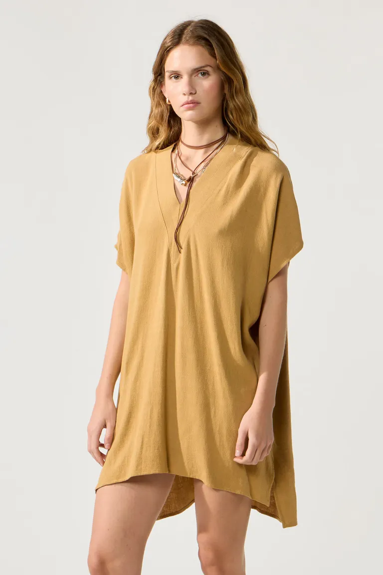 Vestido lino corto con escote en V y tajos laterales de Cuesta Blanca en Vestidos para argentina