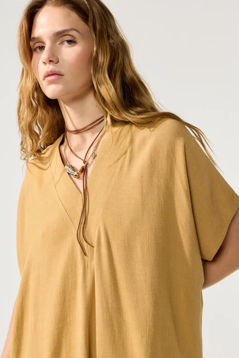 Vestido lino corto con escote en V y tajos laterales de Cuesta Blanca en Vestidos para argentina