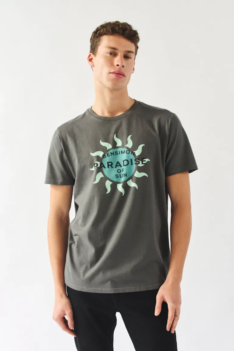 Camiseta gris con diseño impreso de sol y texto 'Paradise' de Bensimon en Remeras y Polos para argentina