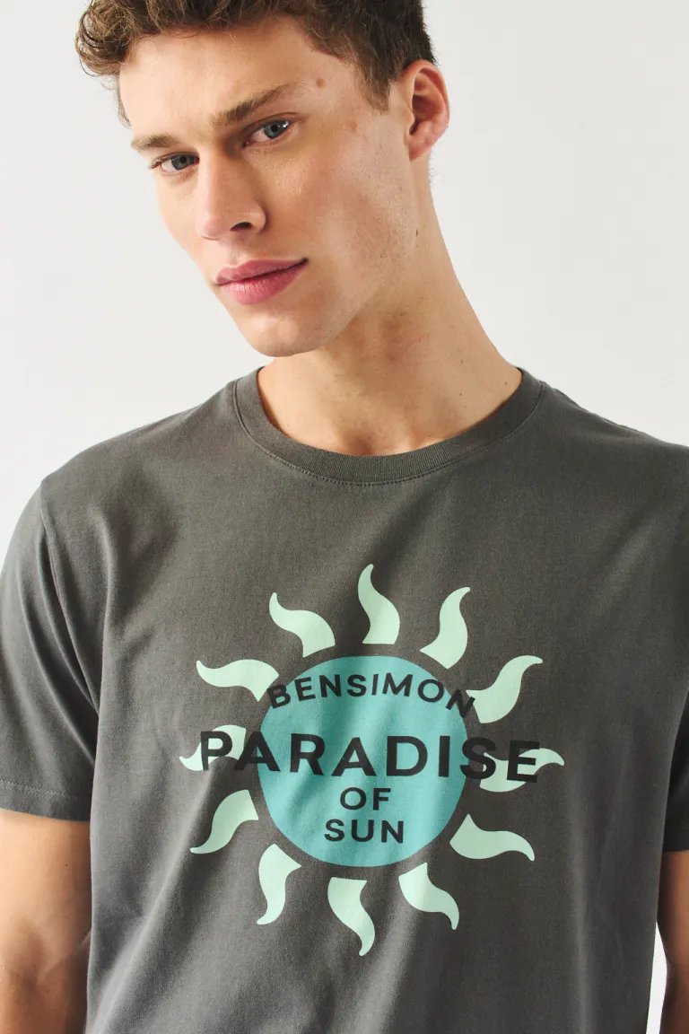Camiseta gris con diseño impreso de sol y texto 'Paradise' de Bensimon en Remeras y Polos para argentina
