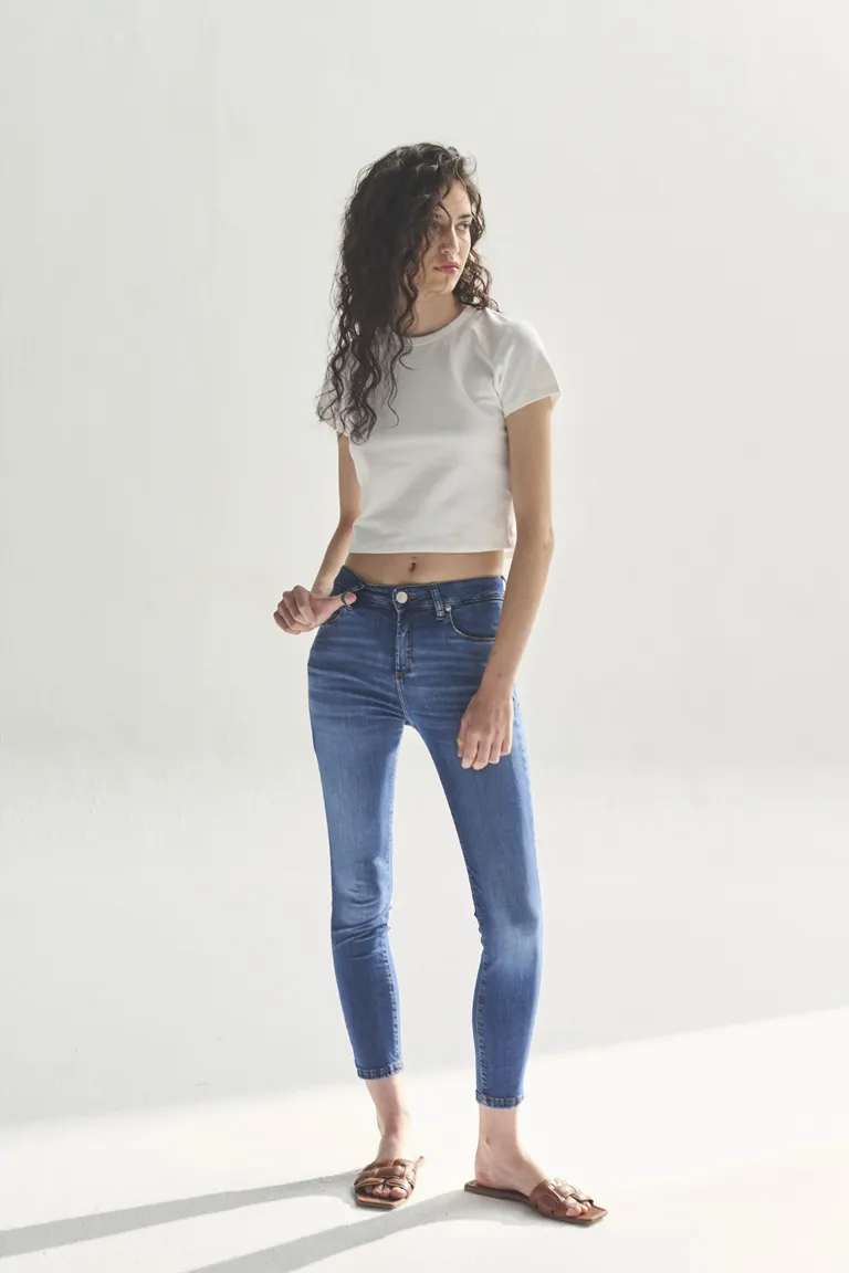 Pantalones de mezclilla azul corte moderno y ajustado para mujer de Akiabara en Pantalones para argentina