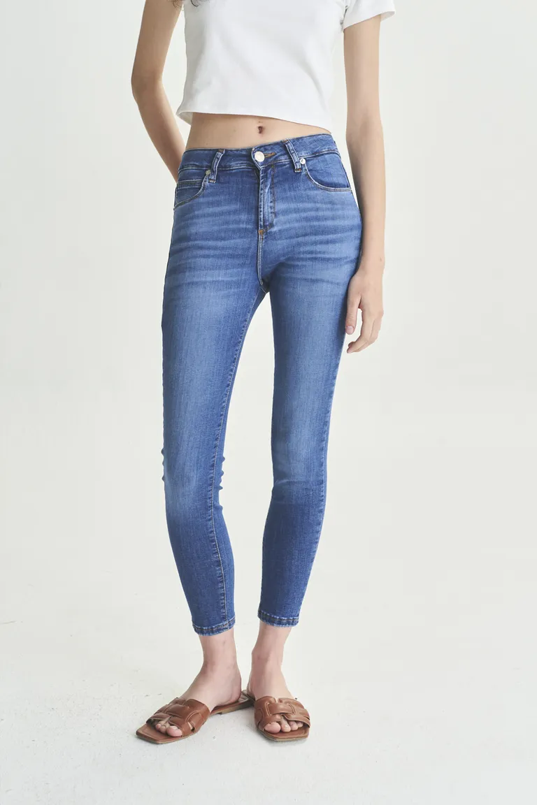 Pantalones de mezclilla azul corte moderno y ajustado para mujer de Akiabara en Pantalones para argentina