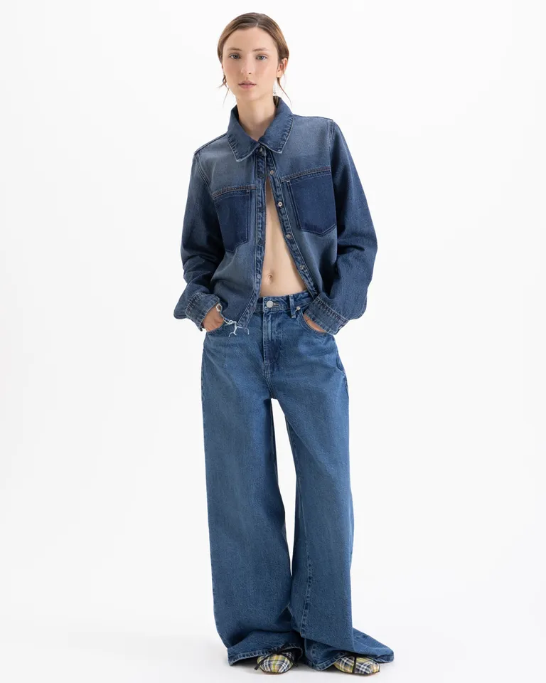 Camisa de denim con corte recto botones frontales y detalle de bolsillos con terminación desmechada en el ruedo de Jazmin Chebar en Camisas para argentina