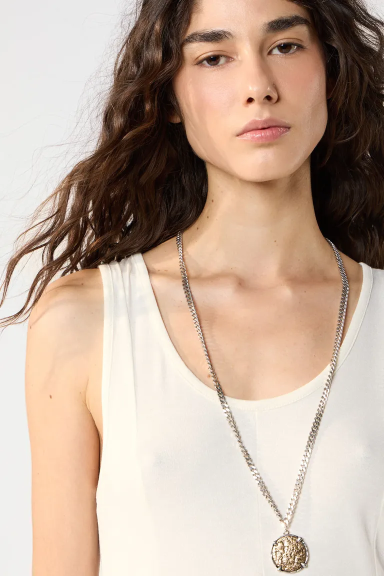 Musculosa blanca de crepe viscosa con detalles en recortes y cintura entallada de Cuesta Blanca en Tops para argentina