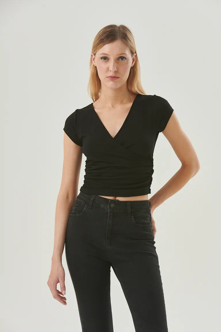 Remera con diseño cruzado y frunces laterales para un estilo favorecedor y actual de Sweet en Remeras para argentina