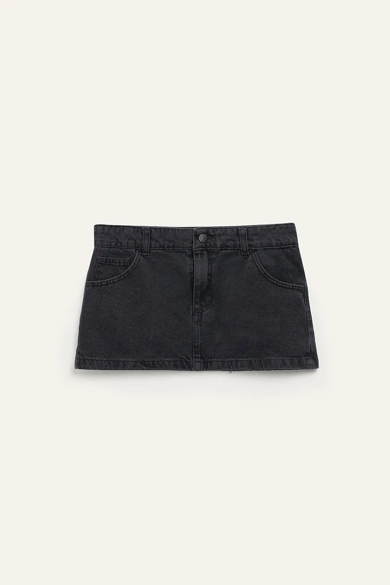 Falda corta y casual de gabardina rígida negra con remaches y detalles artesanales de 47 Street en Faldas para argentina