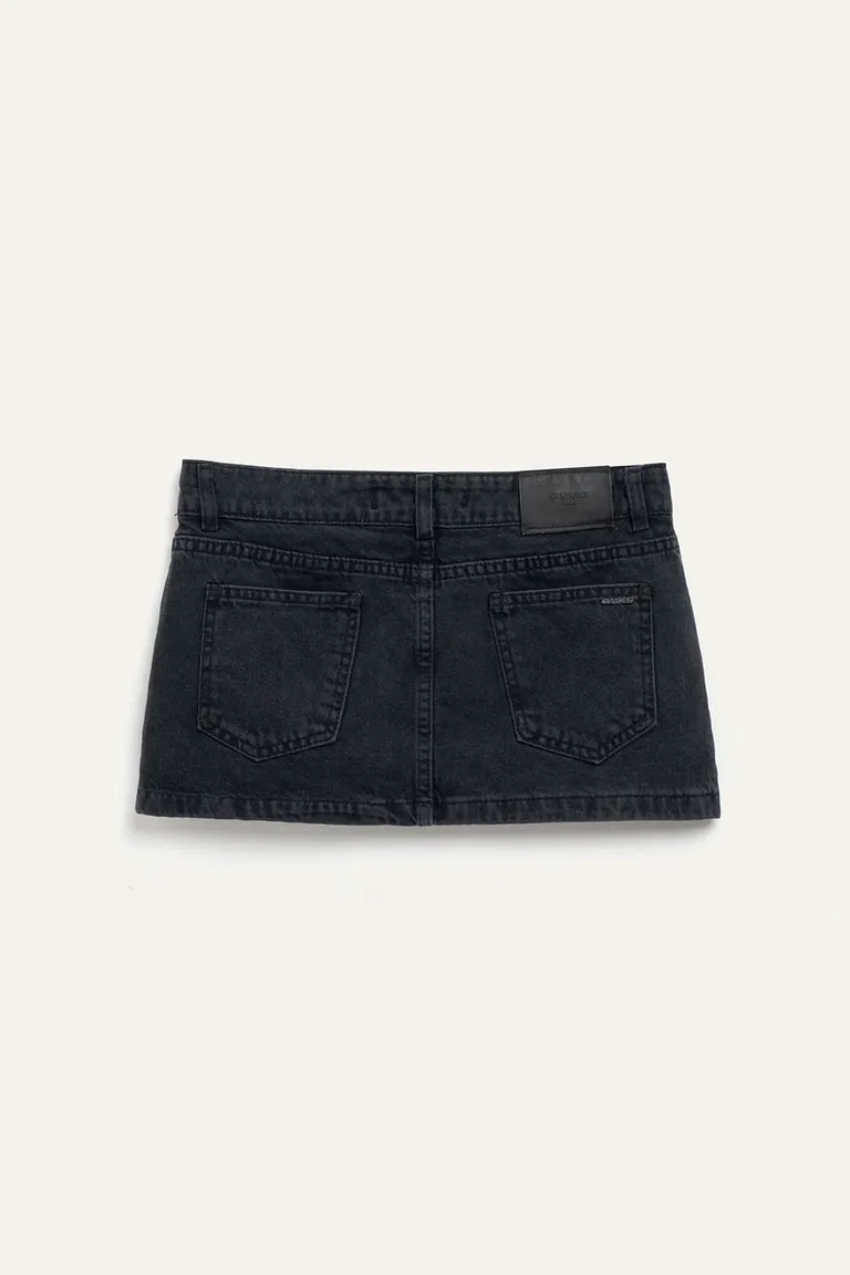 Falda corta y casual de gabardina rígida negra con remaches y detalles artesanales de 47 Street en Faldas para argentina