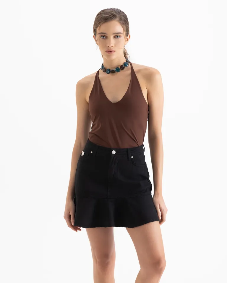 Pollera corta tipo denim con volado en el ruedo y cinco bolsillos con remaches de Jazmin Chebar en Faldas para argentina