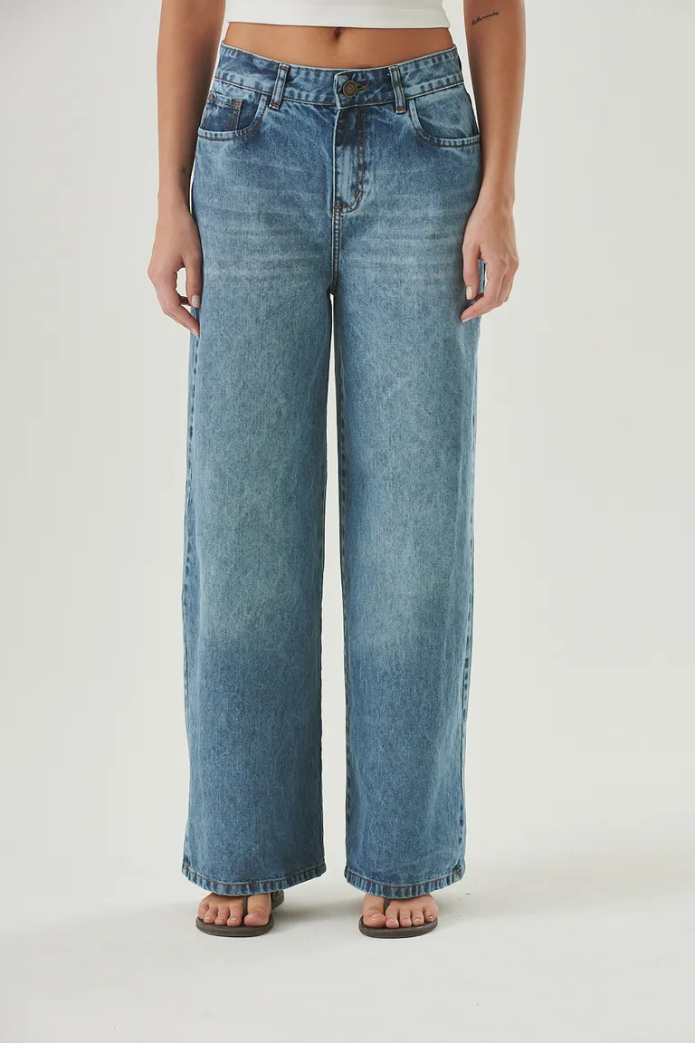 Pantalón de tiro medio y corte relajado en denim para un look urbano y cómodo de Sweet en Pantalones para argentina