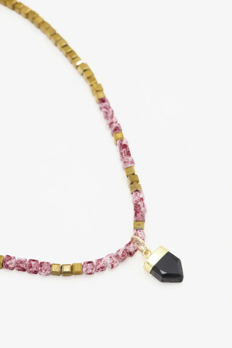 Collar corto con piezas cuadradas y dije central en forma de pequeño cuerno de Rapsodia en Bijouterie para argentina