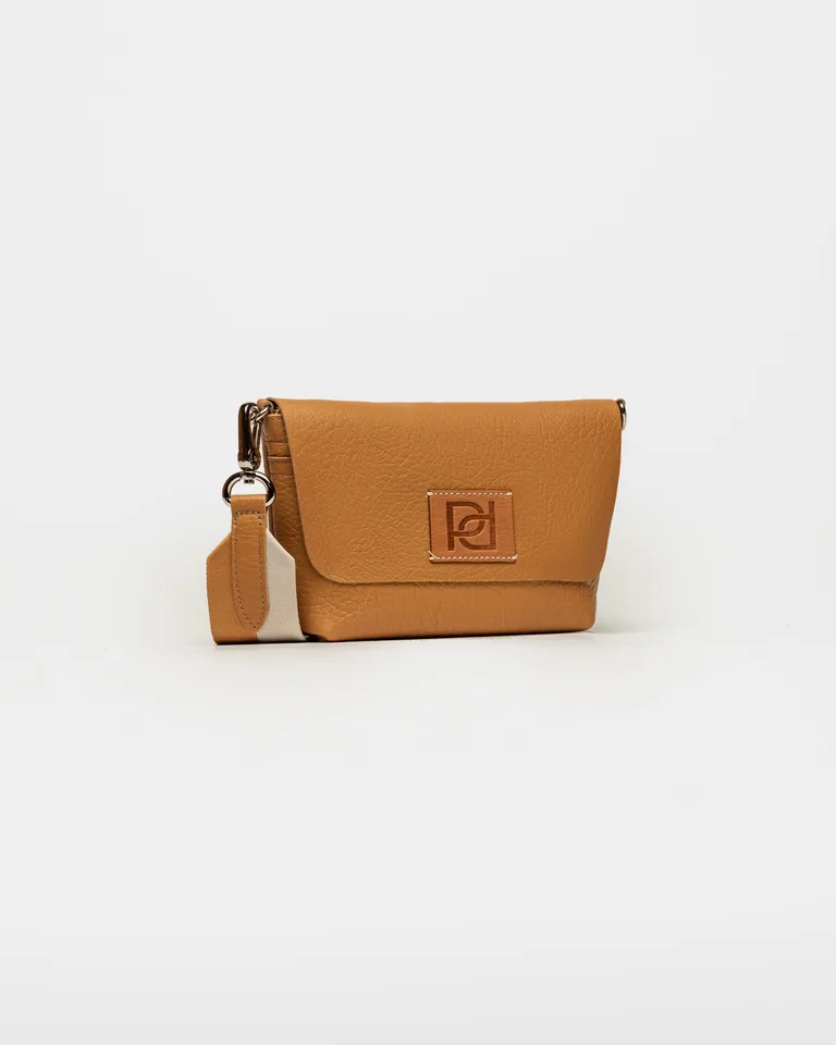 Bolso de mano de cuero graneado marrón con correa ajustable y cierre con solapa de Prüne en Bolsos y Carteras para argentina