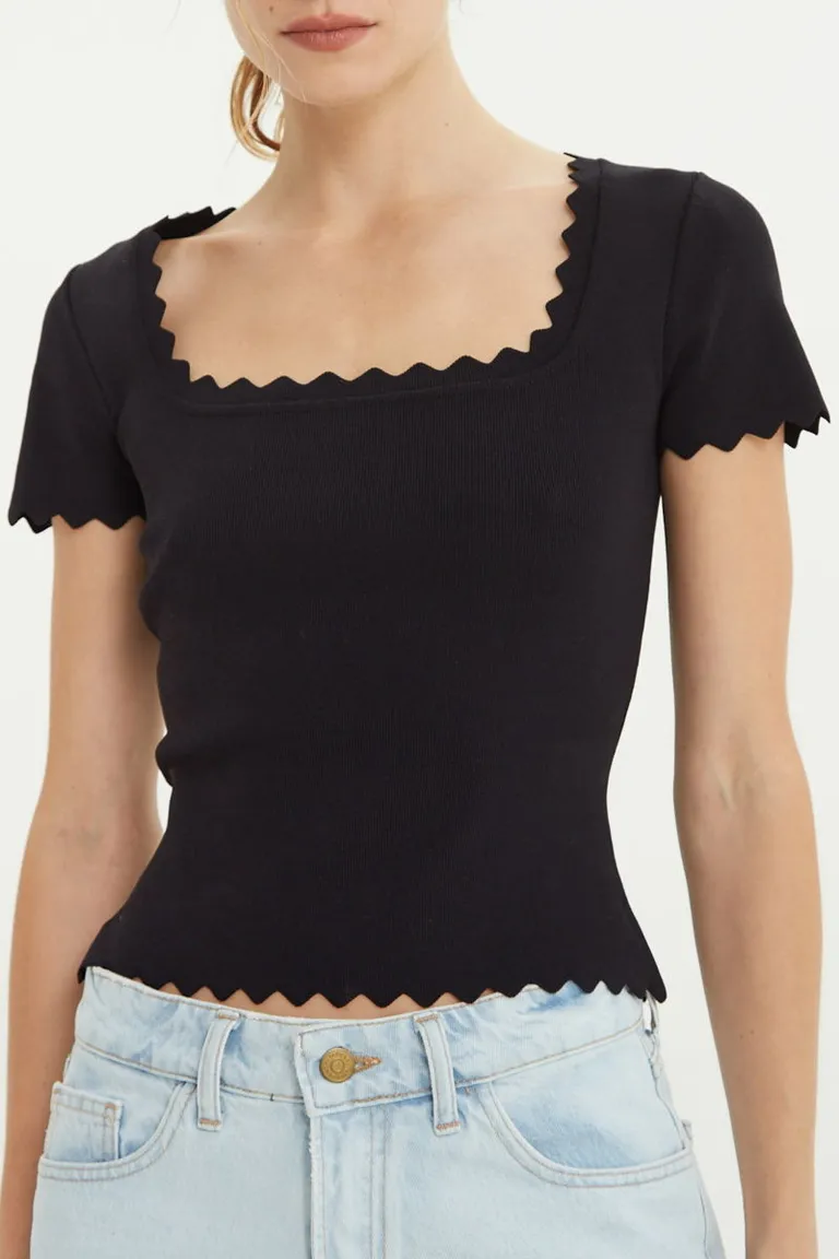 Remera de mangas cortas con escote cuadrado y terminaciones con bordes ondulados en cuello y mangas de Las Pepas en Remeras para argentina