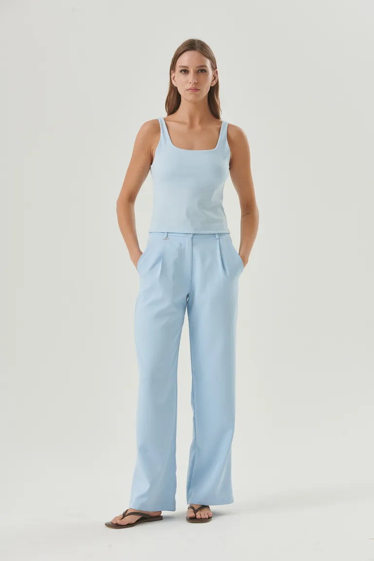 Top de escote cuadrado y breteles anchos, diseño versátil y cómodo de Sweet en Tops para argentina