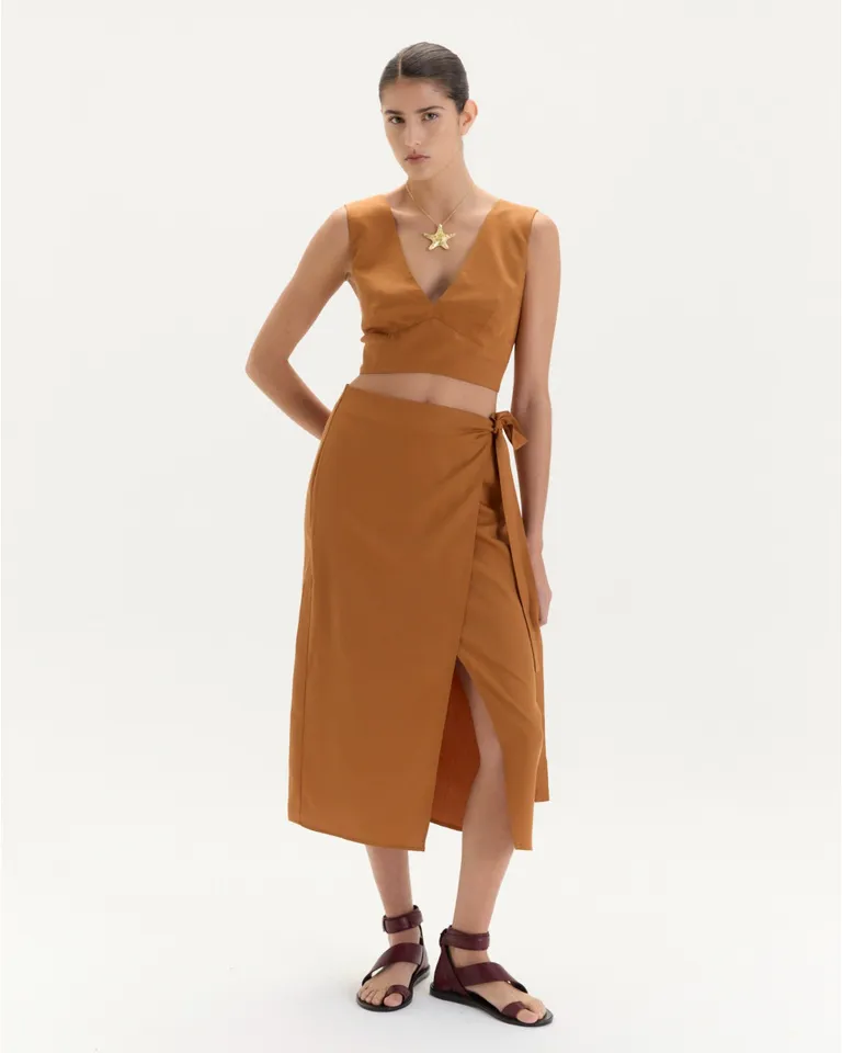 Falda midi cruzada con lazos en la cintura, diseño elegante y versátil de Blue Sheep en Faldas para argentina