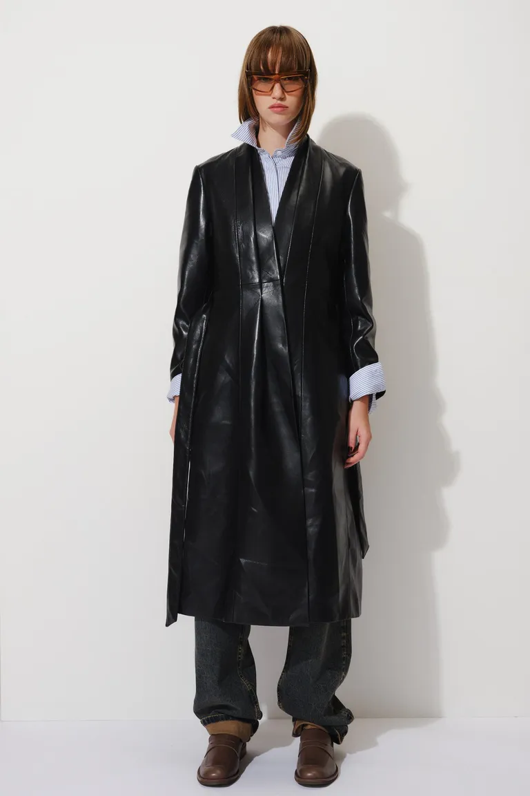 Saco largo entallado con lazo y cuello estructurado de Mishka en Tapados para argentina